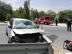 Malatya'da otomobil bariyerlere çarptı: 3 yaralı