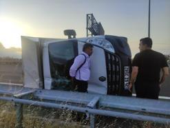 Bursa'da lastiği patlayan kamyonet devrildi; 2 yaralı