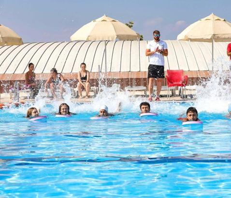 Bayraklı'da çocuklar için yüzme kursu