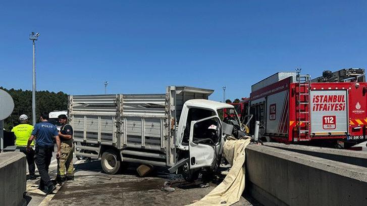Çekmeköy'de gişelerde kamyonet beton bariyere çarptı