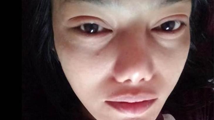 Taylandlı kadın güzellik salonunda kirpiklerinden oldu