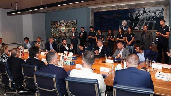 Fenerbahçe Başkanı Ali Koç milli yüzücülerle buluştu!