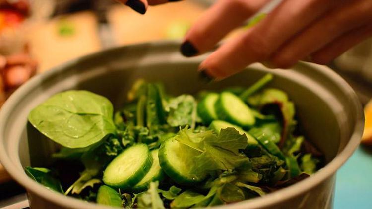 Cilde parlaklık kazandıran ve genç görünmesini sağlayan salata tarifi