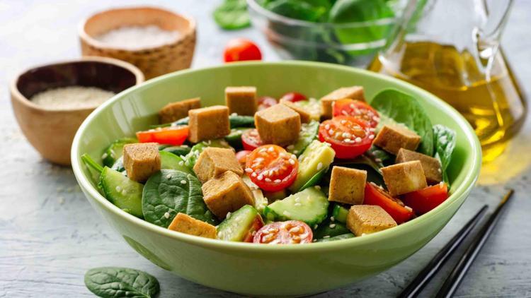 Enerjisi bol siyah pirinçli tofu salatası tarifi