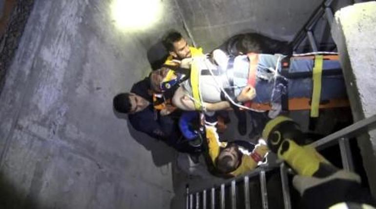 Avcılarda asansör boşluğuna düştü, sedyeye halatla bağlanarak çıkarıldı