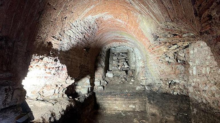 İstanbulda bin 500 yıllık yeraltı dehlizi bulundu