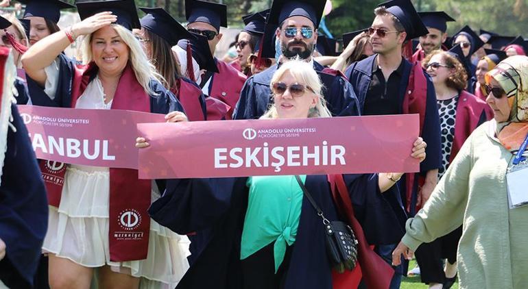 Anadolu Üniversitesi’nde 3 kuşak mezuniyet sevinci