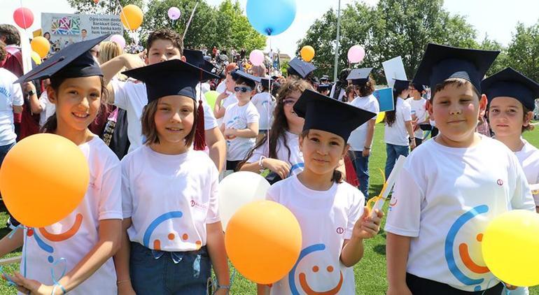 Anadolu Üniversitesi’nde 3 kuşak mezuniyet sevinci