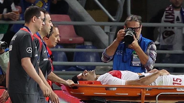 İtalya maçında Milli Takıma sakatlık şoku Ozan Kabak sedye ile kenara geldi