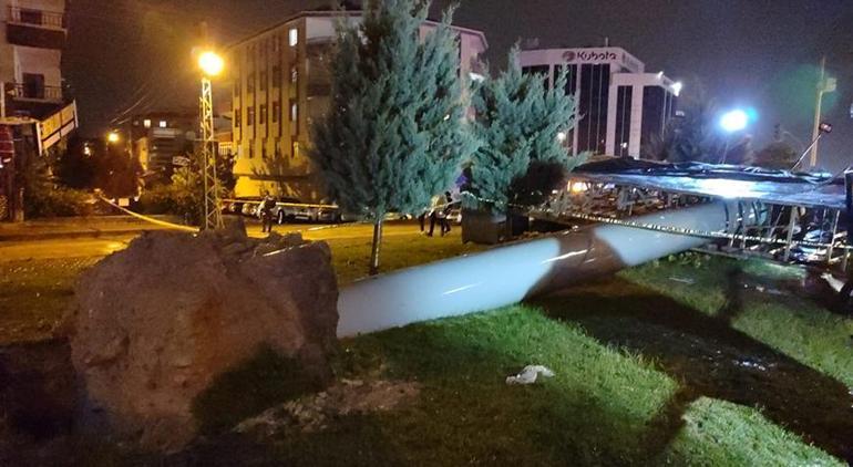 Ankarada fırtına can aldı Tabelanın altında kalan kadın hayatını kaybetti