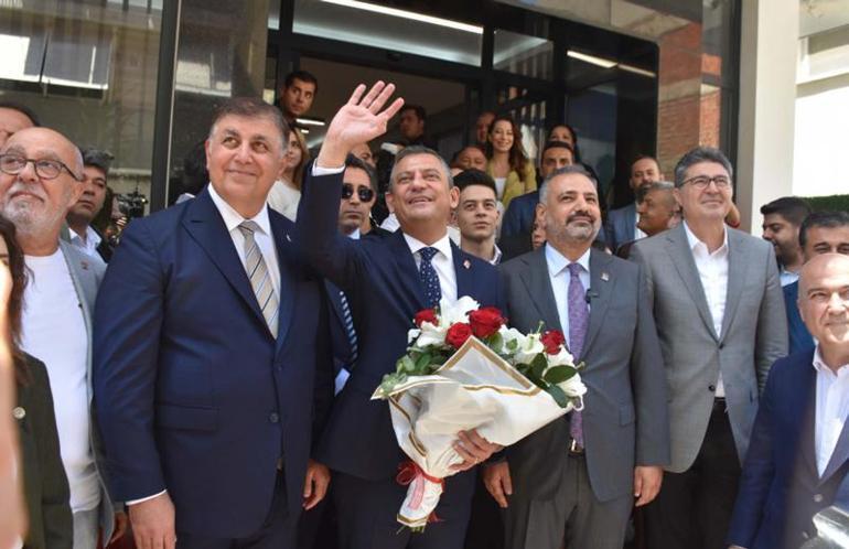 CHP Genel Başkanı Özel, İzmir İl Başkanlığını ziyareti etti