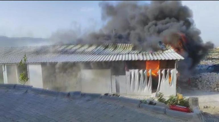Hatayda depremzedelerin kaldığı prefabrik evlerinde korkutan yangın