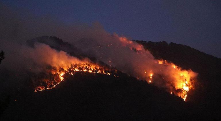 Denizli Babadağdaki yangın sürüyor Çok sayıda ev tahliye edildi
