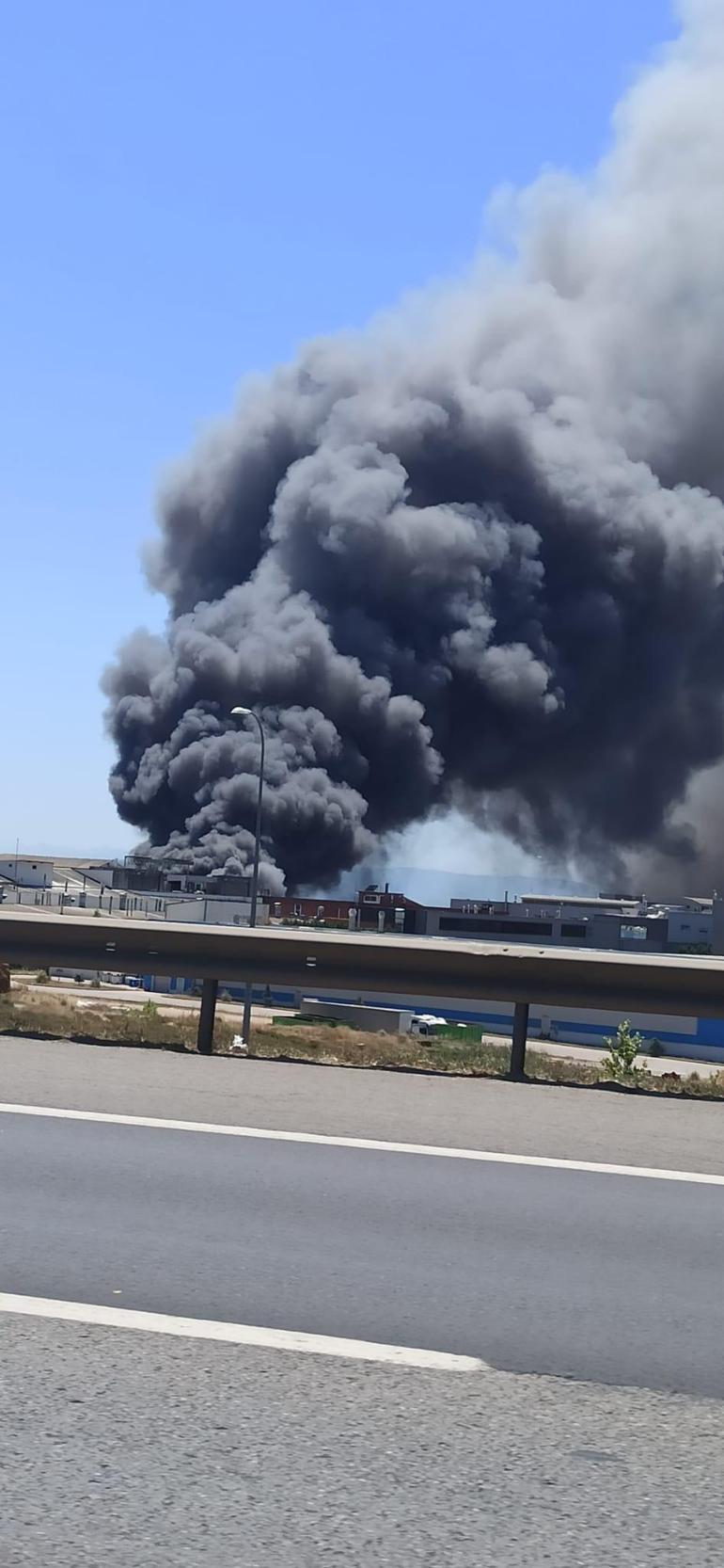 Son dakika: İstanbulda fabrika yangını Çok sayıda ekip sevk edildi