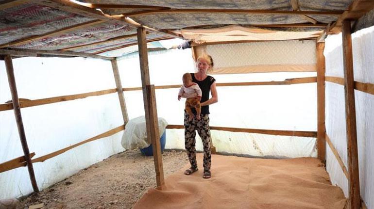 Albino kadın Adana sıcağında 3 çocuğuyla çadırda yaşadıklarını anlattı