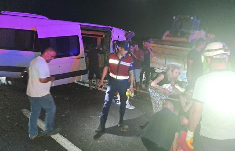 Traktör ile turistlerin olduğu minibüs çarpıştı 10 kişi yaralandı