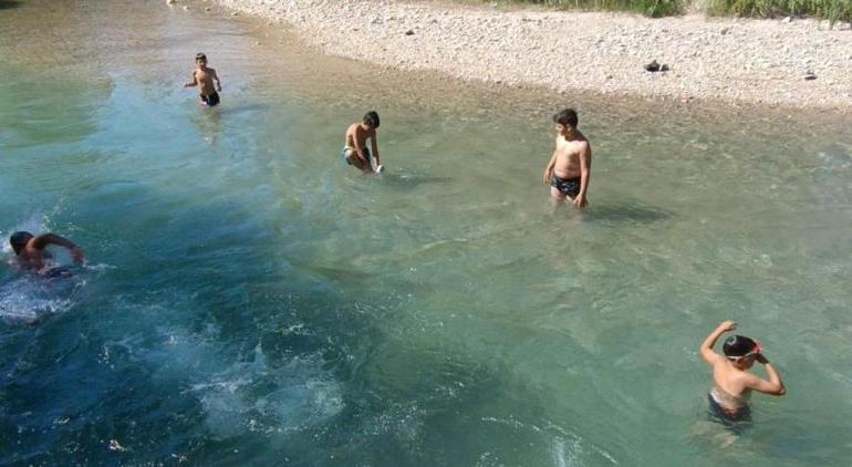 Gören hayran kalıyor Bu ilçedeki çocuklar 6 yaşında yüzmeyi öğreniyor