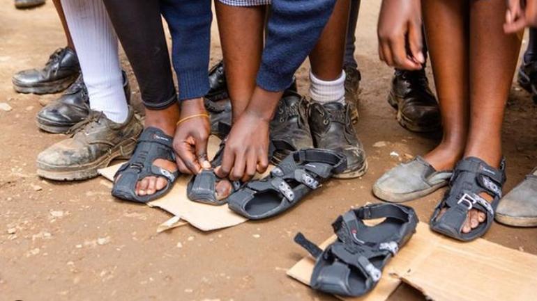 600 bin çocuğun umudu Büyüyen ayakkabı dünyaya yayıldı, 20 dolar yetiyor