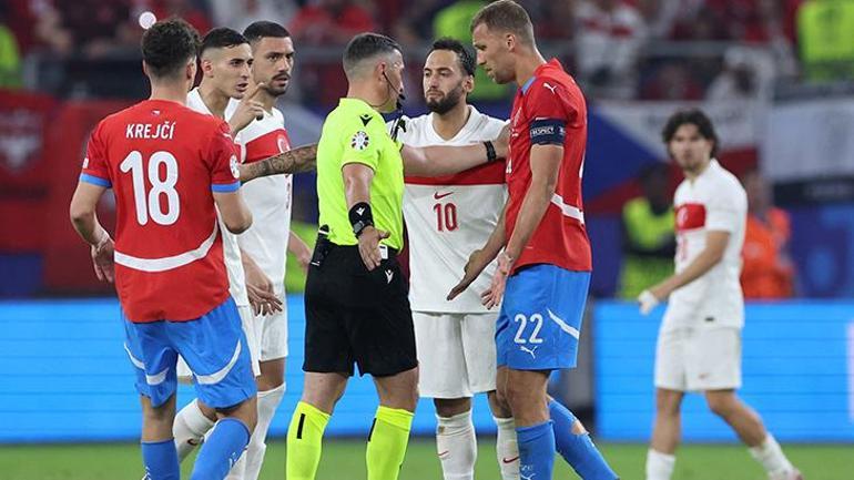 Çekya-Türkiye maçında hakem Istvan Kovacstan skandal karar Oyuncularımızdan büyük tepki