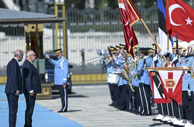 Cumhurbaşkanı Erdoğan, Karisi resmi törenle karşıladı