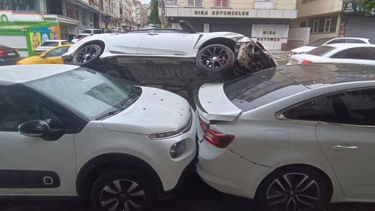 Esenyurtta feci kaza Otomobil park halindeki aracın üzerine uçtu