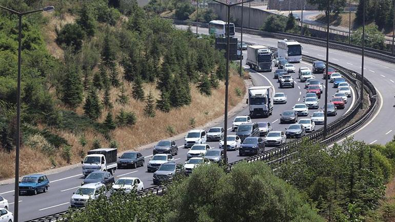 Tatil bitti İstanbula dönüş yolculuğu başladı 43 ilin geçiş noktası kilitlendi